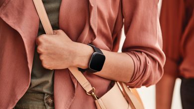 Fitbit_Versa_2_Lifestyle_Friends_Shopping_Black