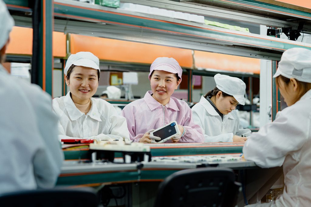 Apple-women-assembly-iphone