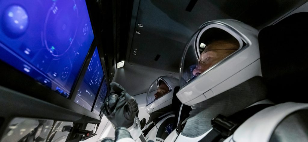 dragon-astronauts-interior