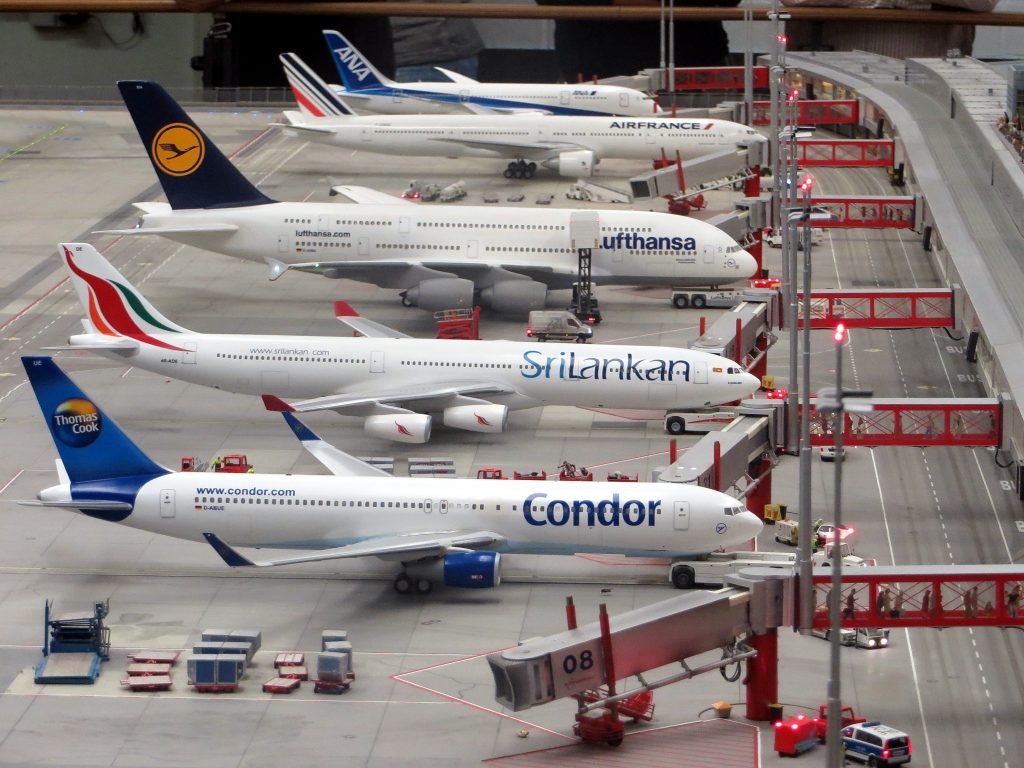 airport-planes-on-gate