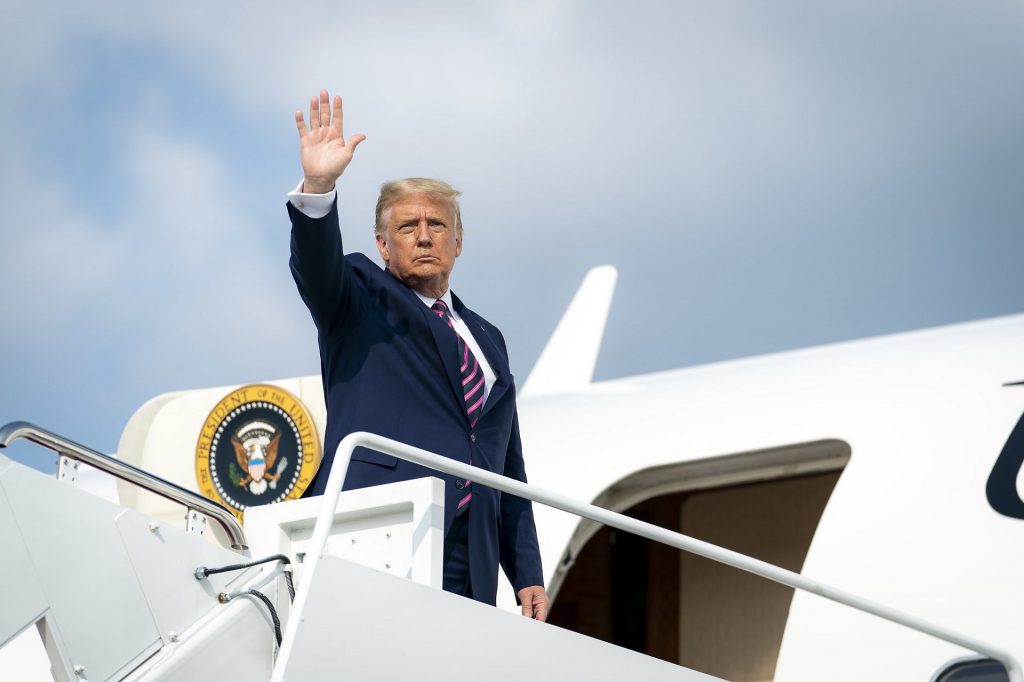 trump-waving