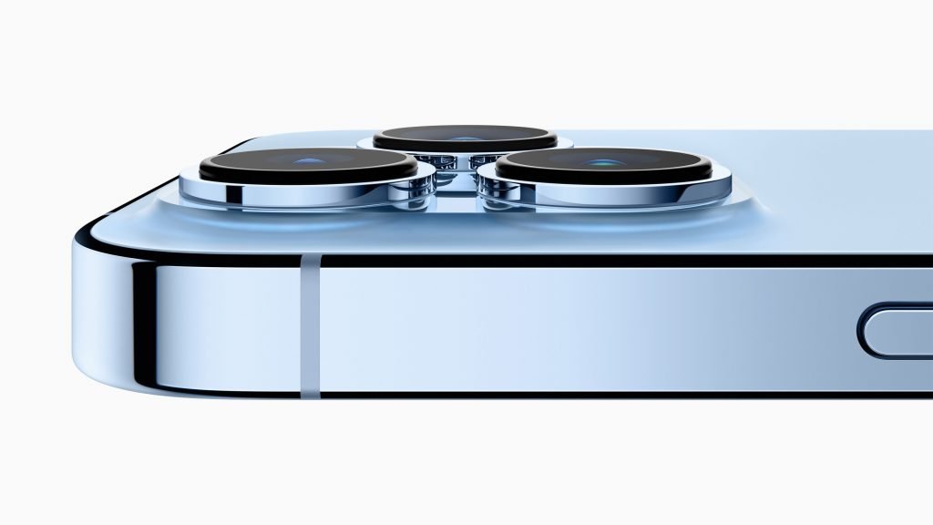 Apple_iPhone-13-Pro_New-Camera-System_09142021_Full-Bleed-Image.jpg.large_2x