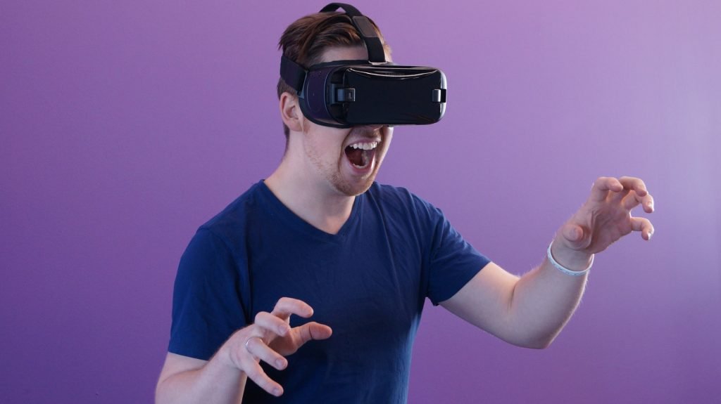 vr-goggles-man-emotion