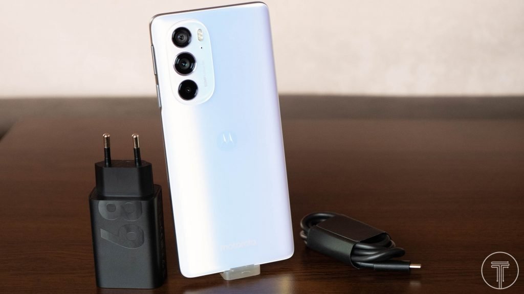 Motorola-Edge-30-Pro-2