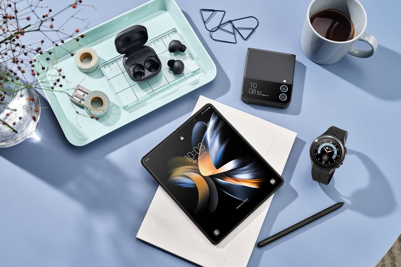 1-072_ecosystyem_galaxy_zfold4_phantomblack_spen_zflip4_graphite_watch5pro_blacktitanium_buds2pro_graphite_LI