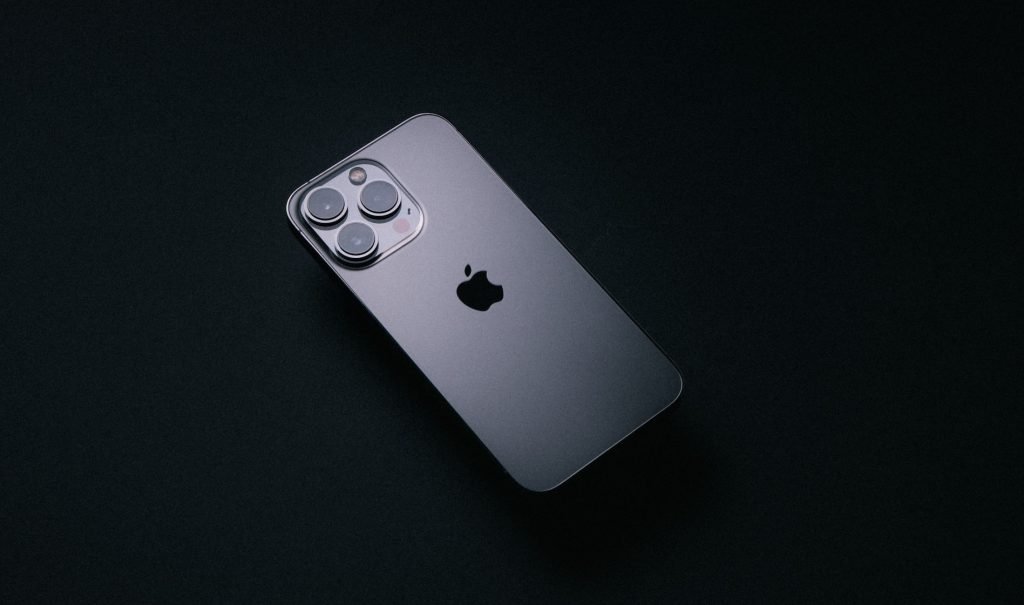 apple-iphone-13-black-background