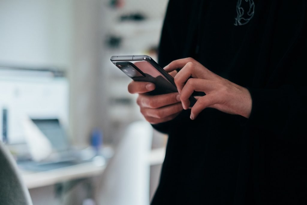 smartphone-user-samsung-galaxy-ultra