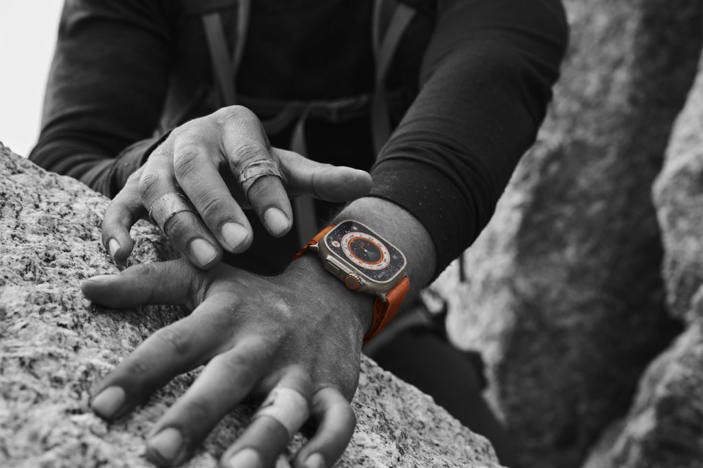 Apple-Watch-Ultra-lifestyle-adventure-220907_big.jpg.large_2x