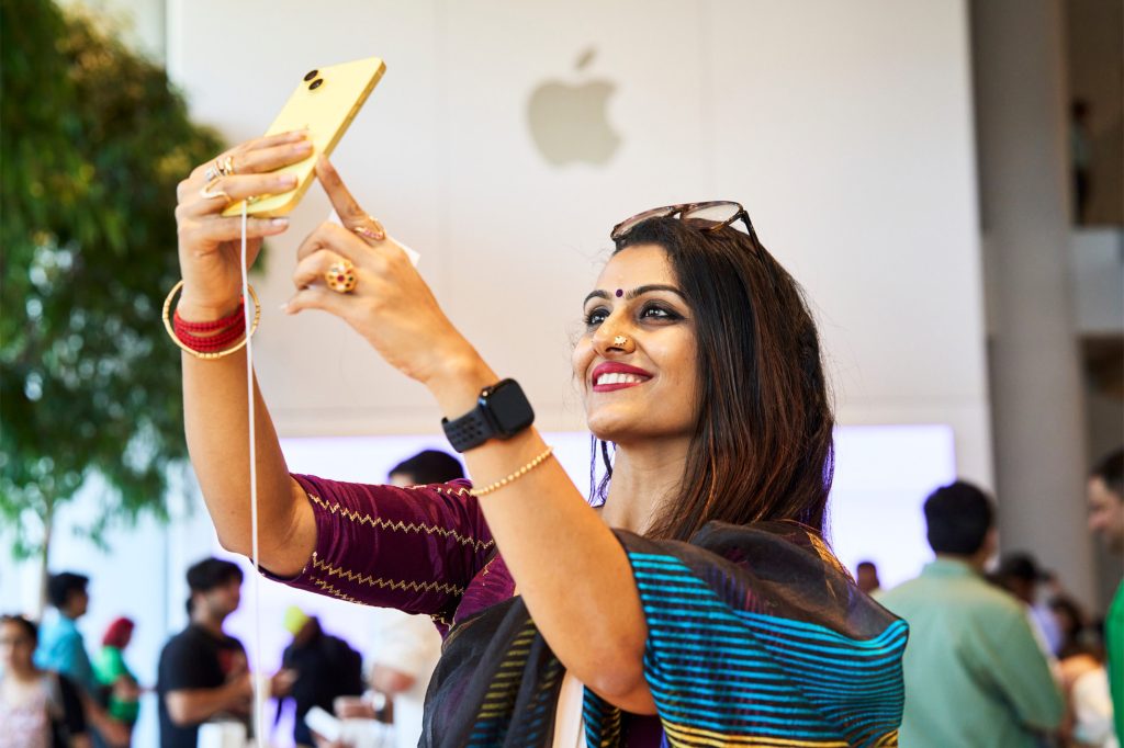 Apple-BKC-Mumbai-India-opening-day-customer-selfie-iPhone-14_big.jpg.large_2x