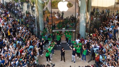 Apple-BKC-Mumbai-India-opening-day-store-front