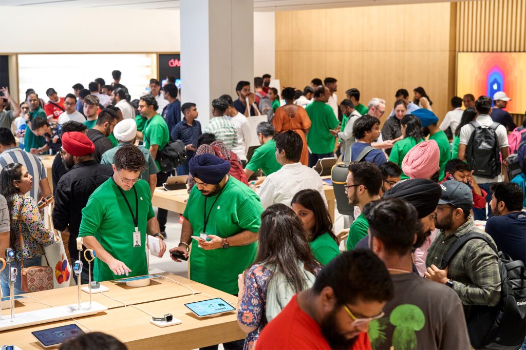 Apple-Saket-Delhi-India-opening-day-interior_big.jpg.large_2x