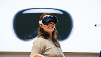 Apple-Vision-Pro-availability-customer-demo-01_big.jpg.large_2x