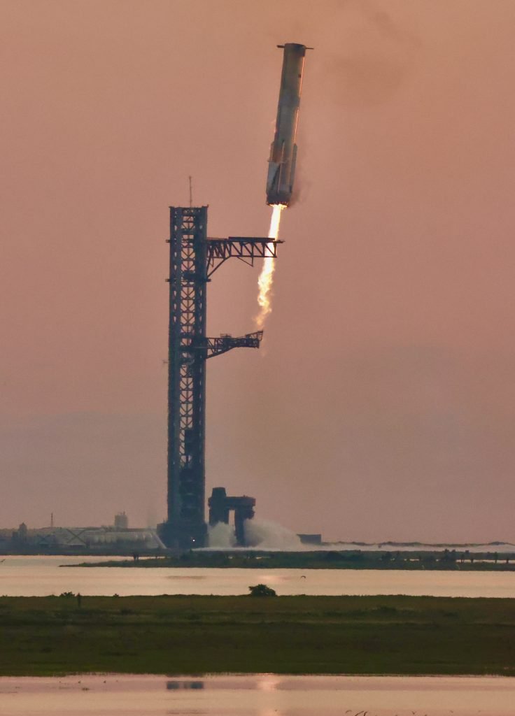 Starship_Booster_Return_on_Final_Approach_(54063904149)