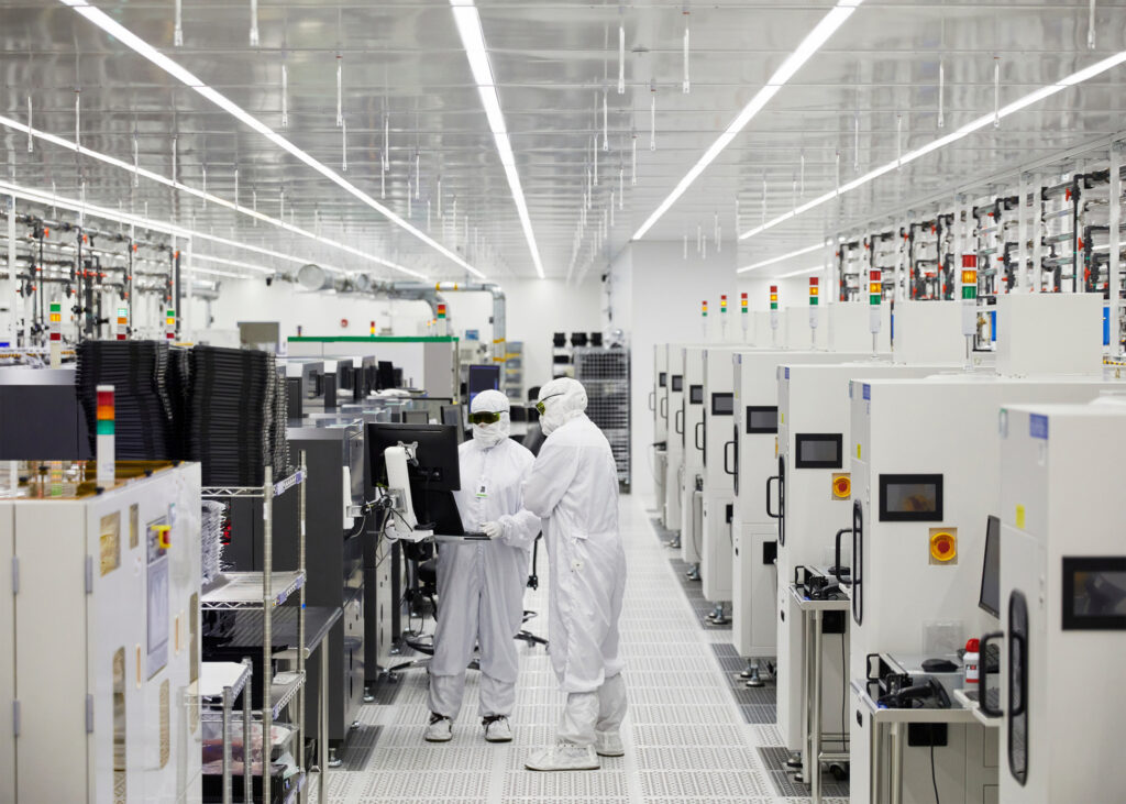 apple_adv-manufacturing-fund-ii-vi_facility_05052021_big.jpg.large_2x