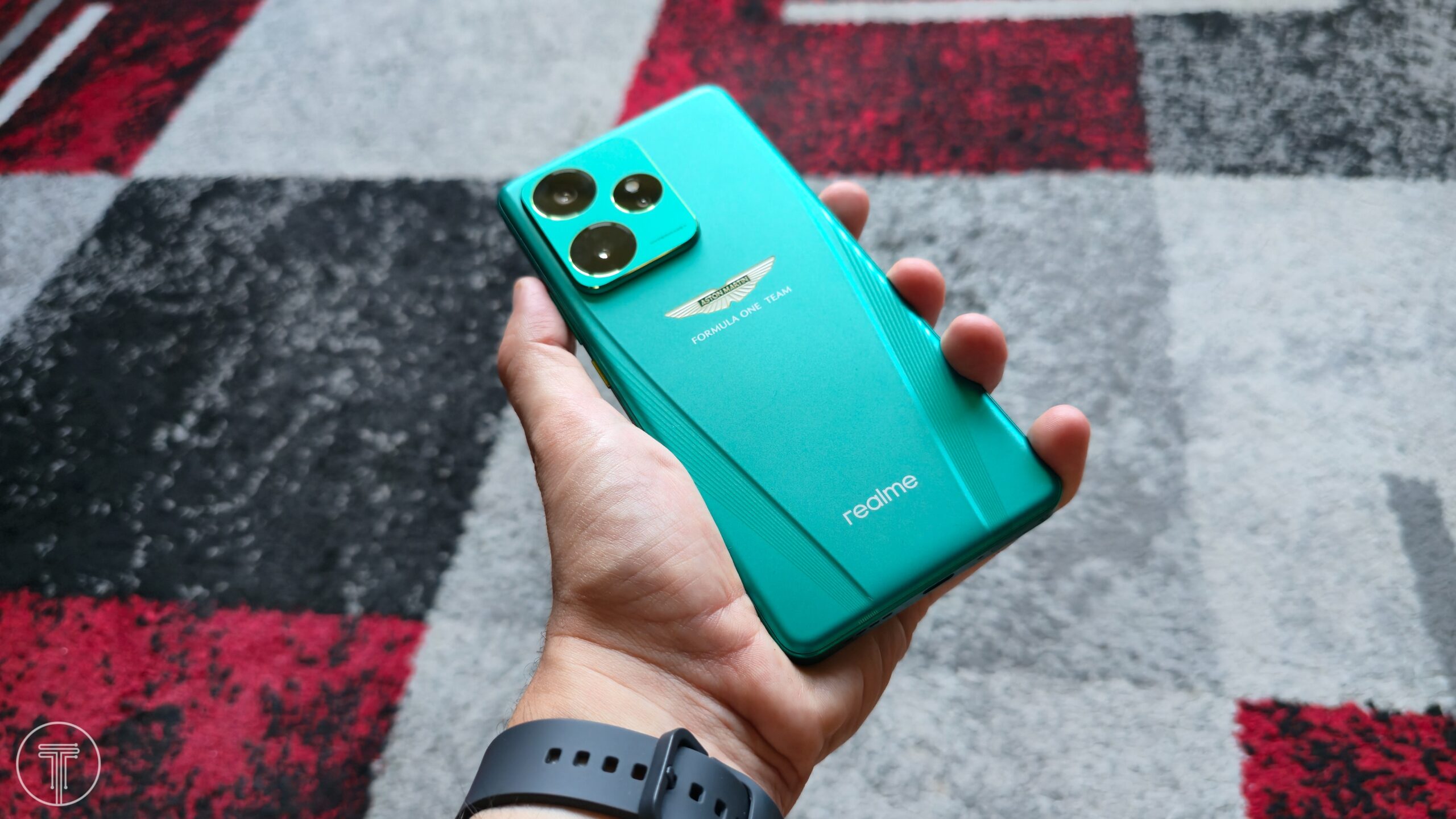 realme-gt-7-aston-martin-15