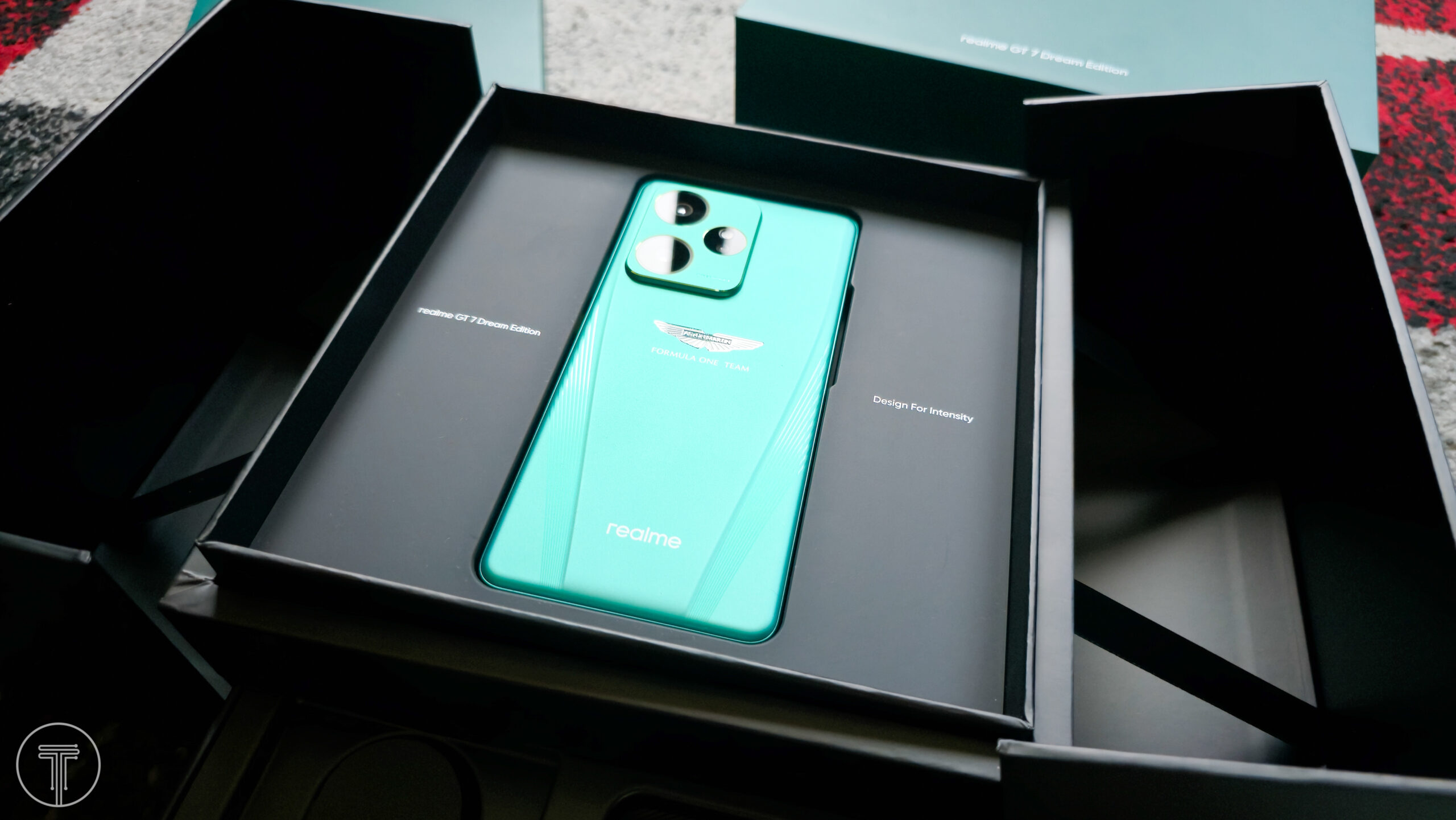 realme-gt-7-aston-martin-4