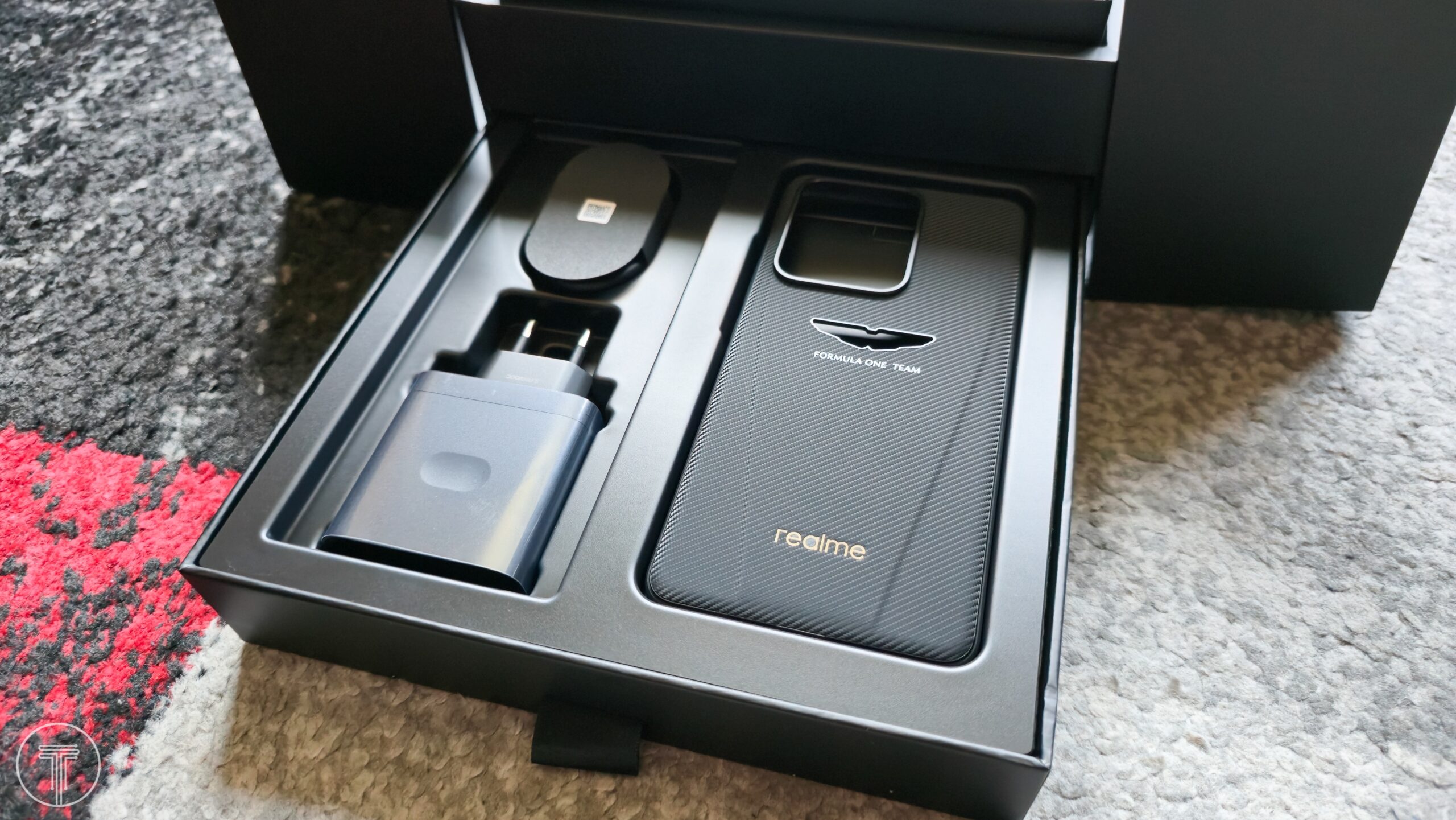 realme-gt-7-aston-martin-7
