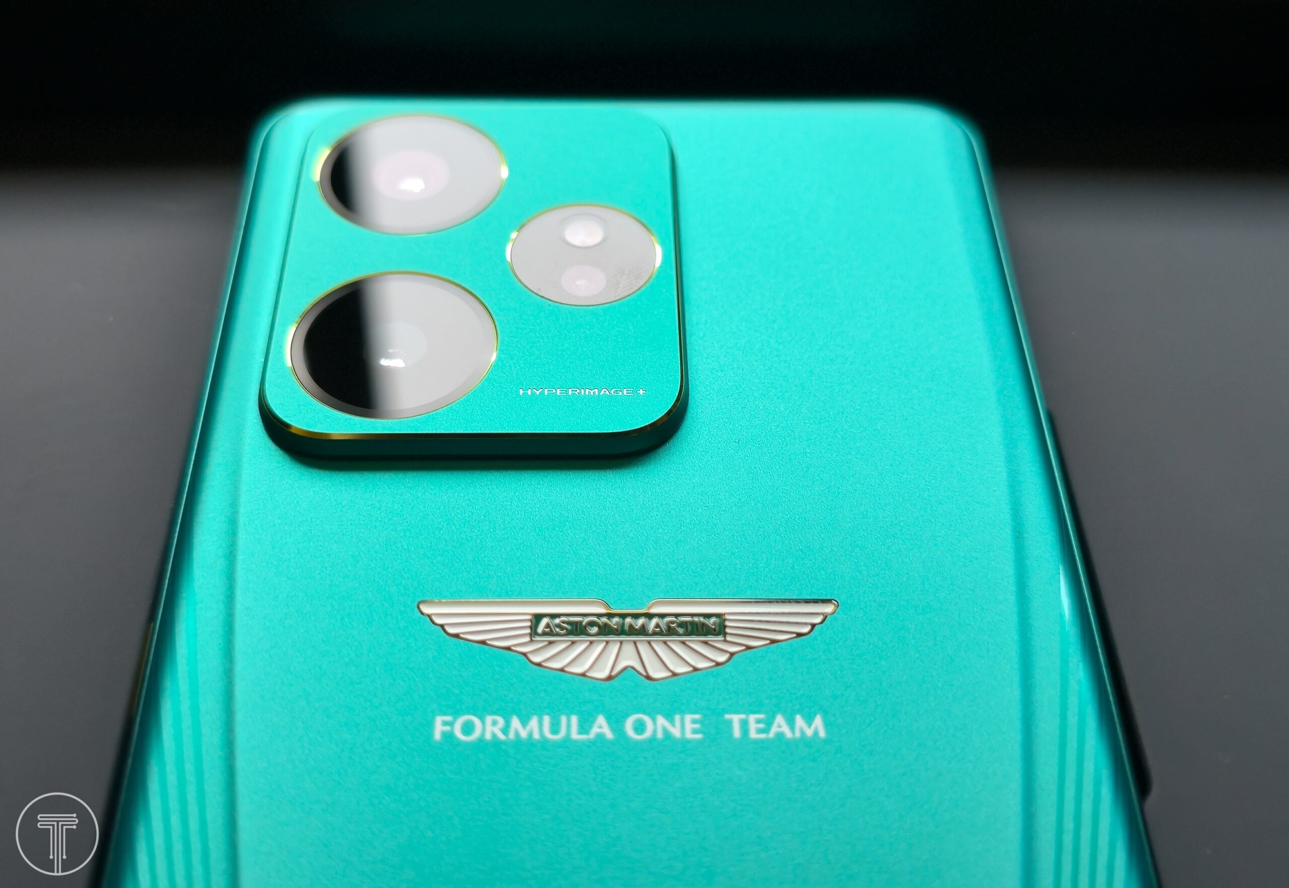 realme-gt-7-aston-martin-8
