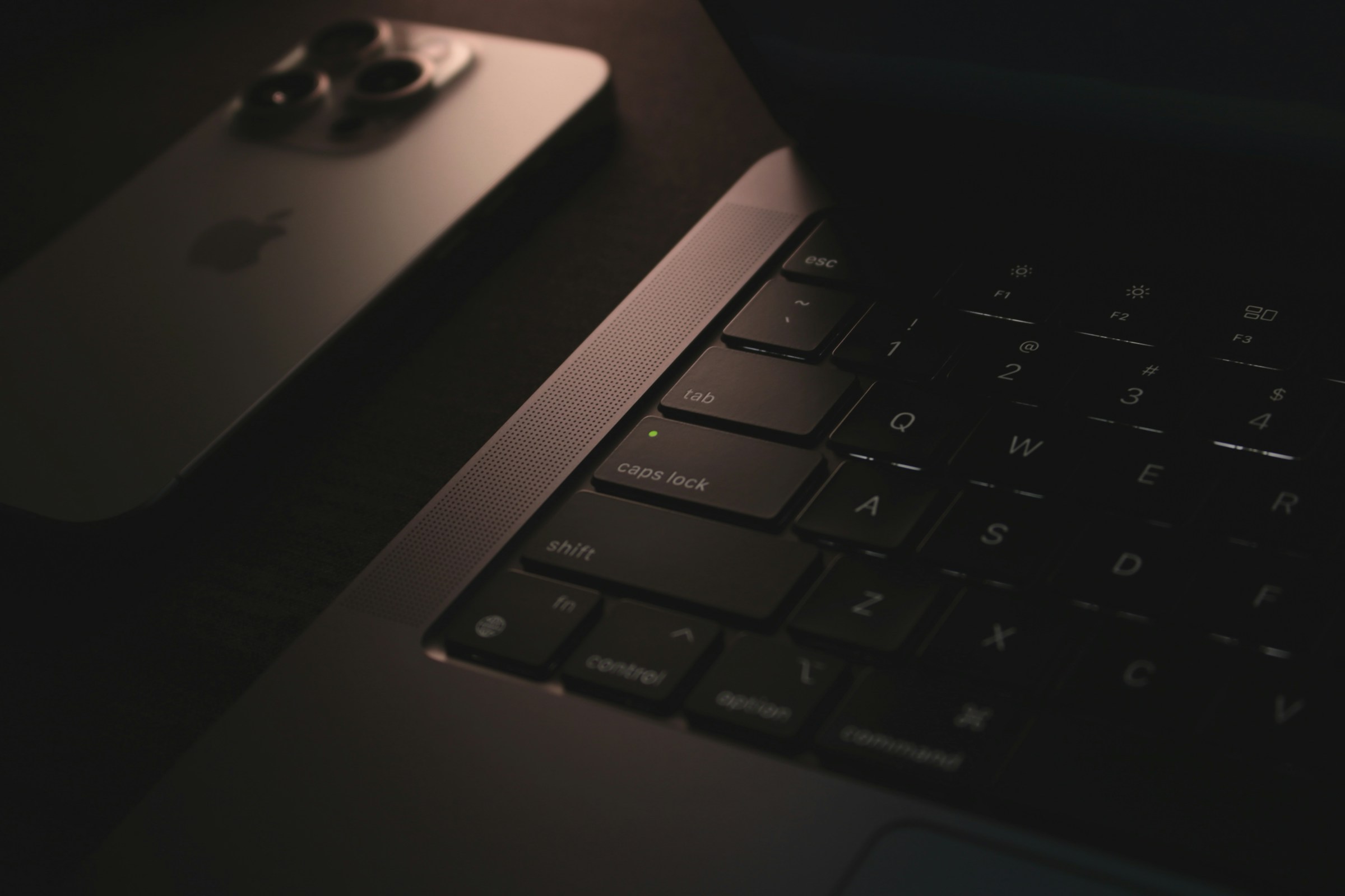 samuel-angor-laptop-smartphone-unsplash